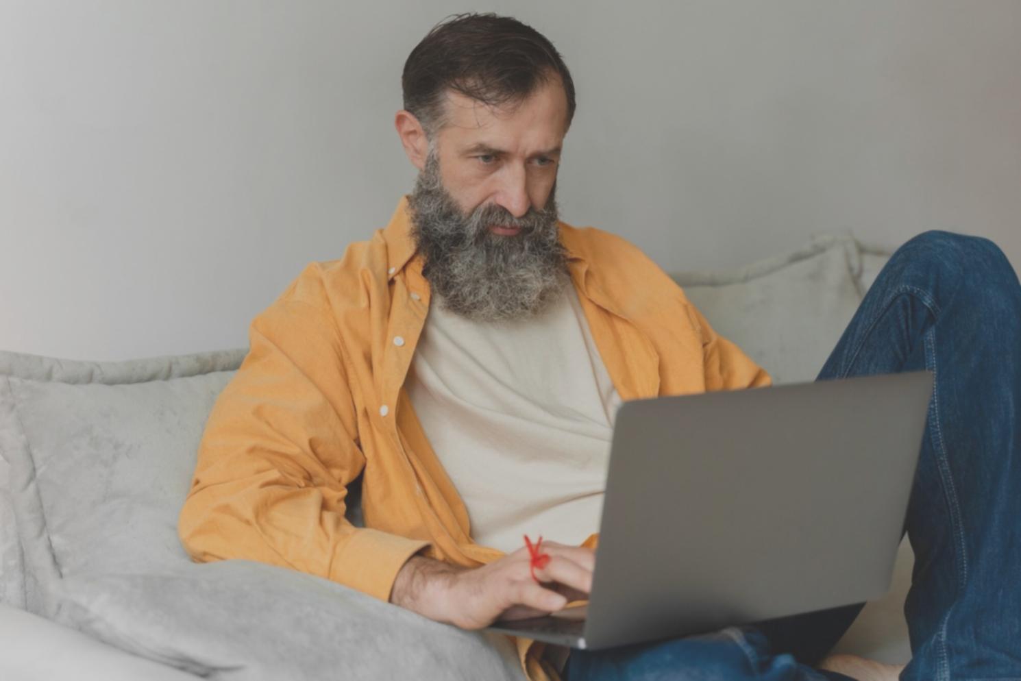 Studente durante una sessione pratica di manicure con supervisione dell'insegnante
