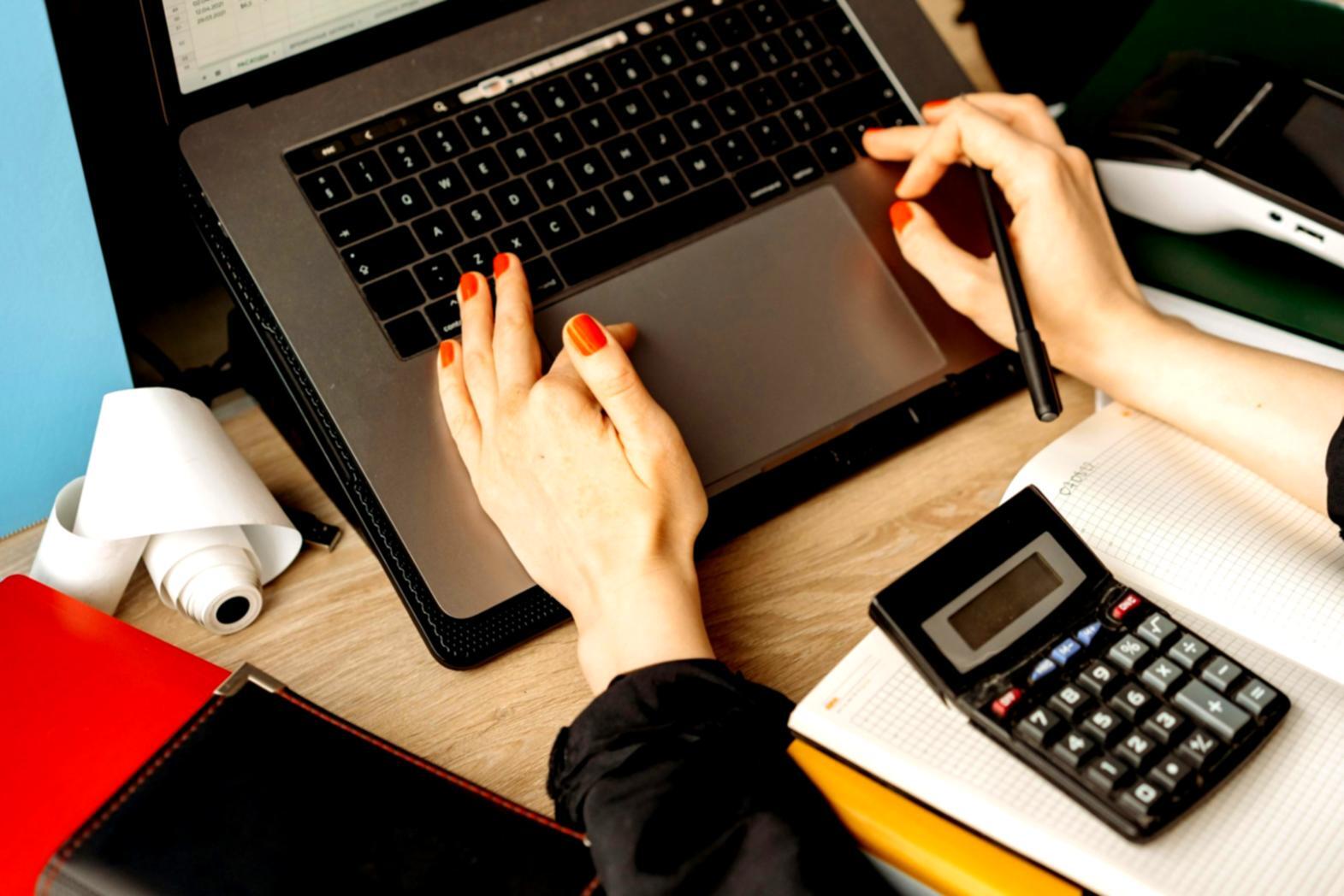 Dimostrazione tecnica di manicure professionale con strumenti specializzati