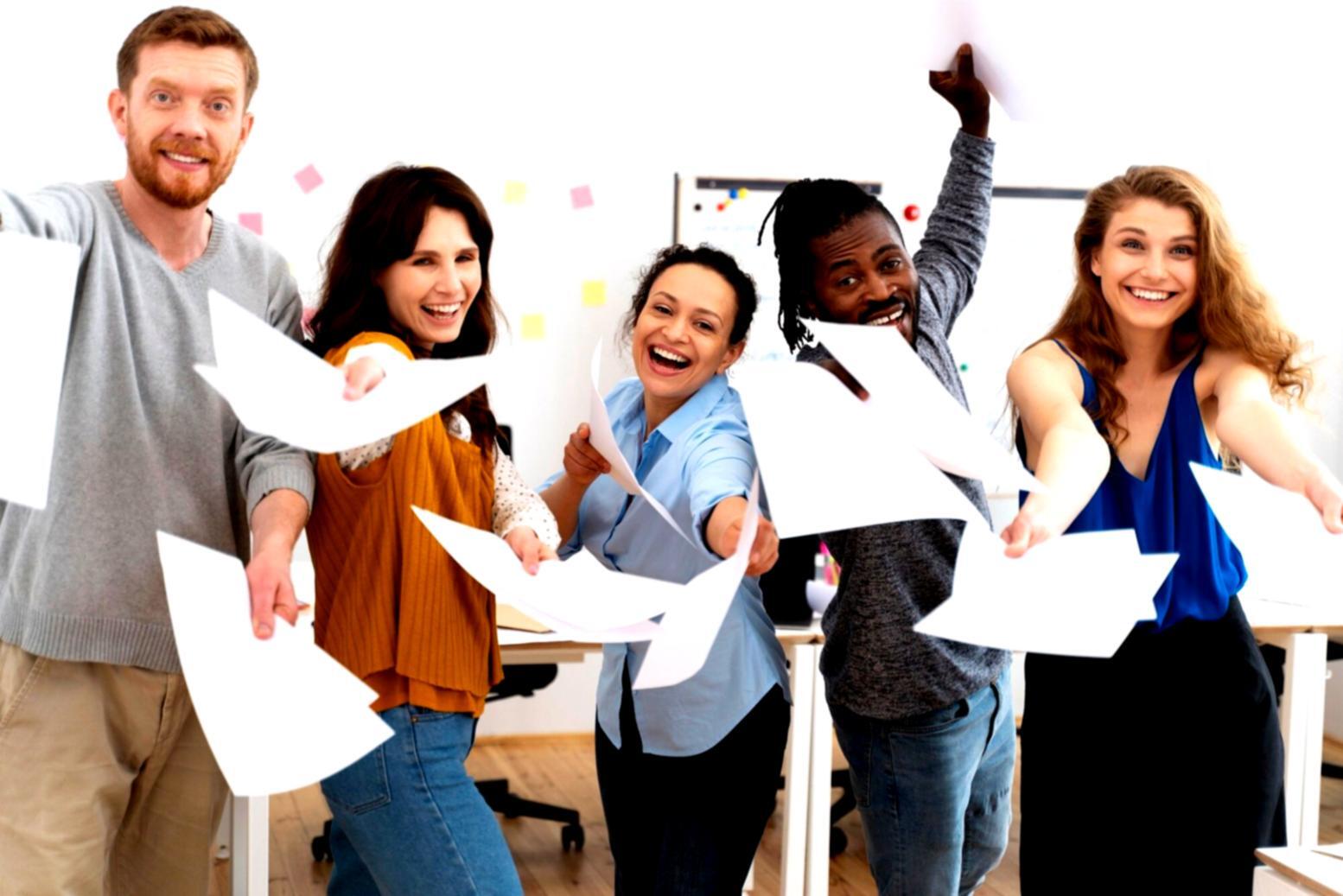Studenti durante una sessione pratica di nail art nel laboratorio oraventhali